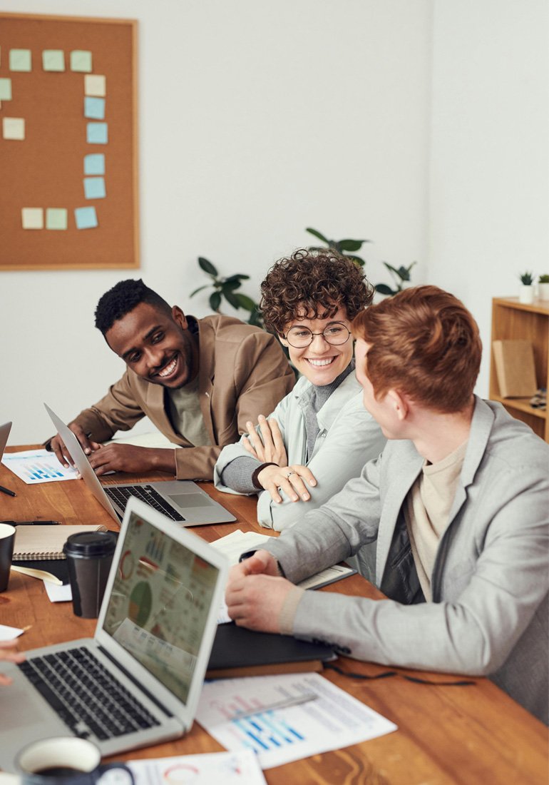 Equipo de GMP Bienes Raíces trabajando en oficina